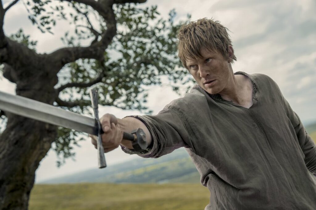 Кадр из сериала «Рыцарь семи королевств»: Дунк держит меч наготове