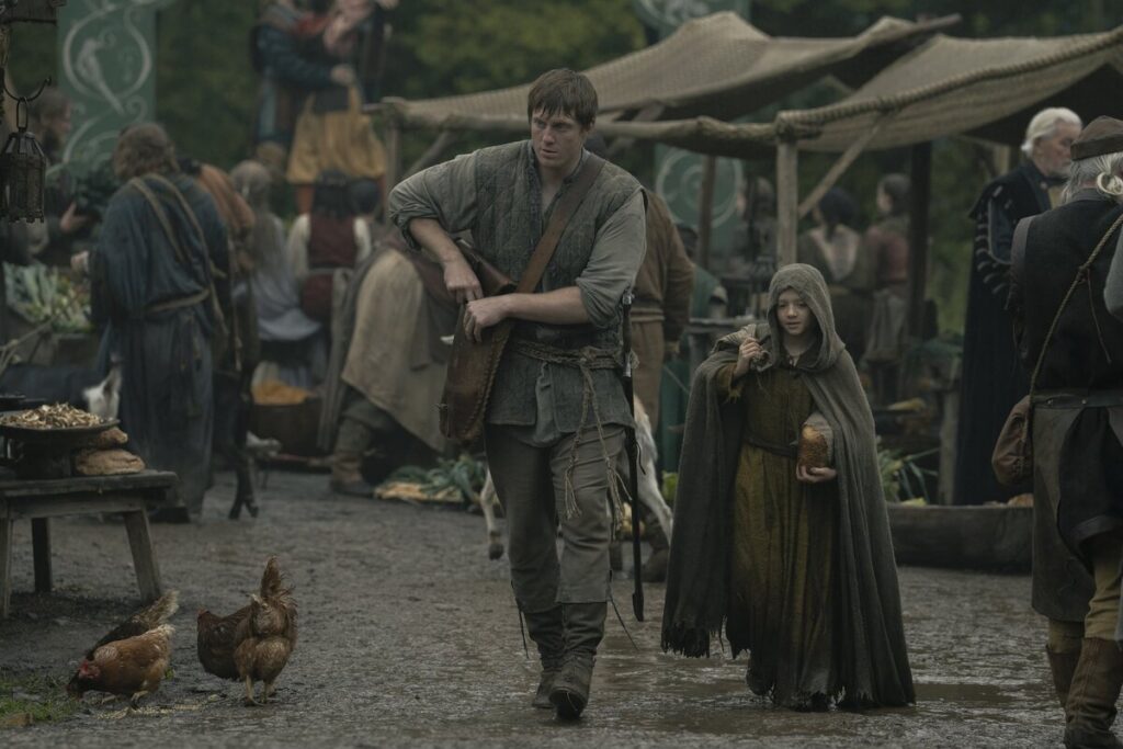 Кадр из сериала «Рыцарь семи королевств»: Дунк и Эгг идут через средневековый рынок