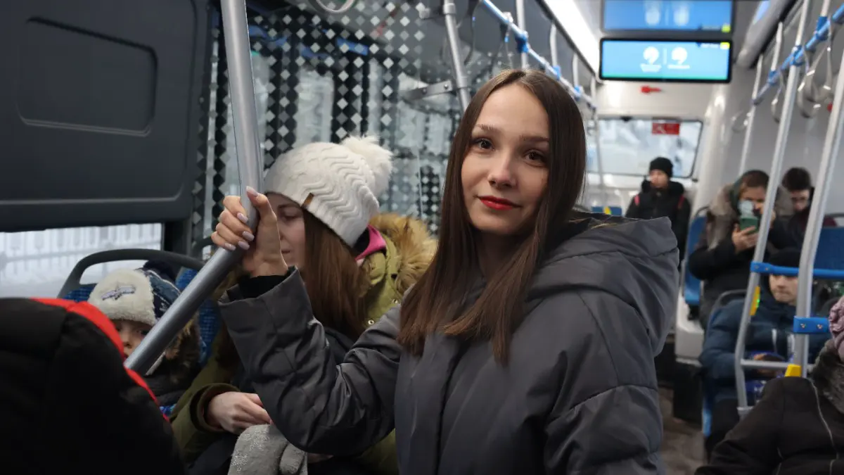 Москвичка Анастасия Кибанова в автобусе в Новой Москве