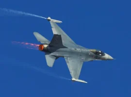 F-16 успешно приземлился в Саудовской Аравии после инцидента 16 uspeshno prizemlilsya v saudovskoj aravii posle inczidenta-tstpp-ru-0