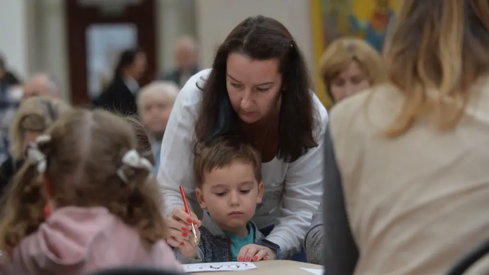 Москвичи часто посвящают праздники творчеству. Каролина и Кирилл Дмитриевы рисуют