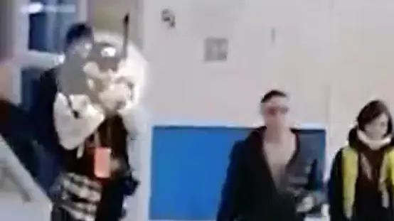 Mash Siberia: Киркоров закурил в барнаульском аэропорту