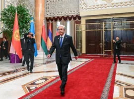 Касым-Жомарт Токаев передал предыдущую Конституцию Казахстана в архив kasymzhomart tokaev peredal predydushhuyu konstitucziyu kazahstana v arhiv-tstpp-ru-0