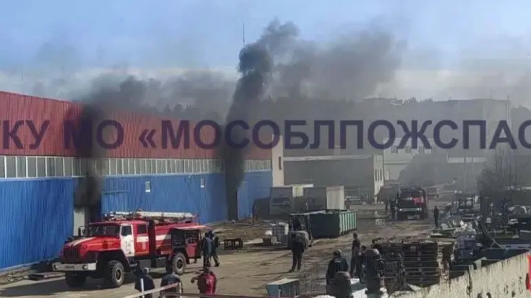 Склады вспыхнули на территории научно-технического испытательного центра в Дубне