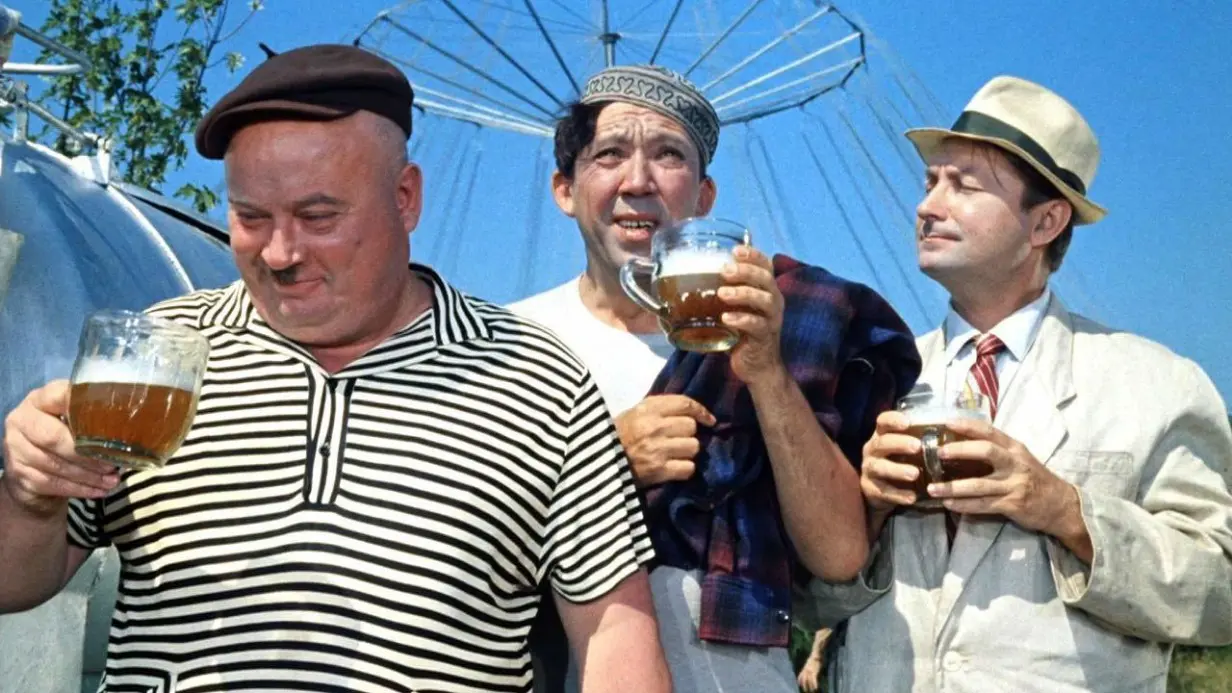 Кадр из фильма «Кавказская пленница» (1966): актеры Евгений Моргунов в роли Бывалого, Юрий Никулин в роли Балбеса и Георгий Вицин в роли Труса