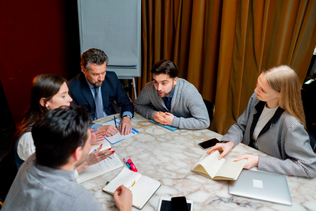 Офисные работники сидят в конференц-зале