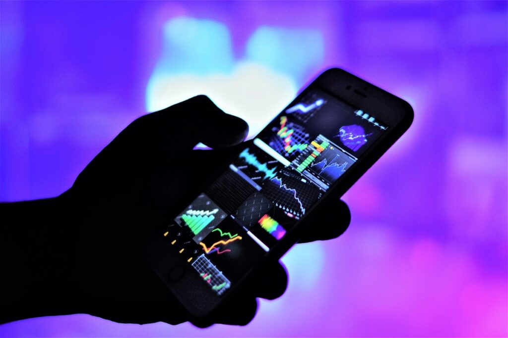 Рука человека держит мобильный телефон