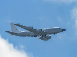 Boeing RC-135W Rivet Joint ведёт уверенное патрулирование под Кавказом 135 vedyot uverennoe patrulirovanie pod kavkazom-tstpp-ru-0
