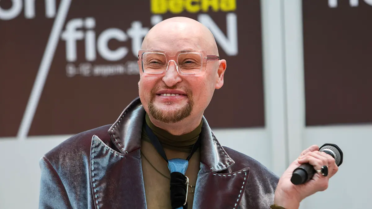 Шура рассказал, что поклонница подарила ему брошь Дома Романовых