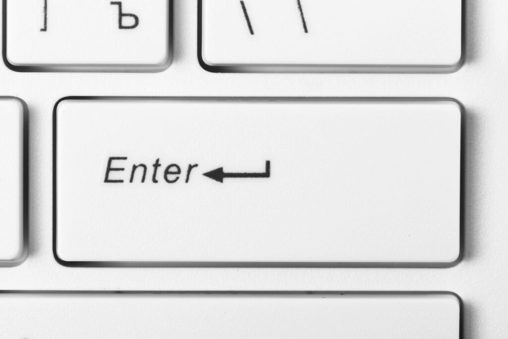 Клавиша «Enter» на белой компьютерной клавиатуре