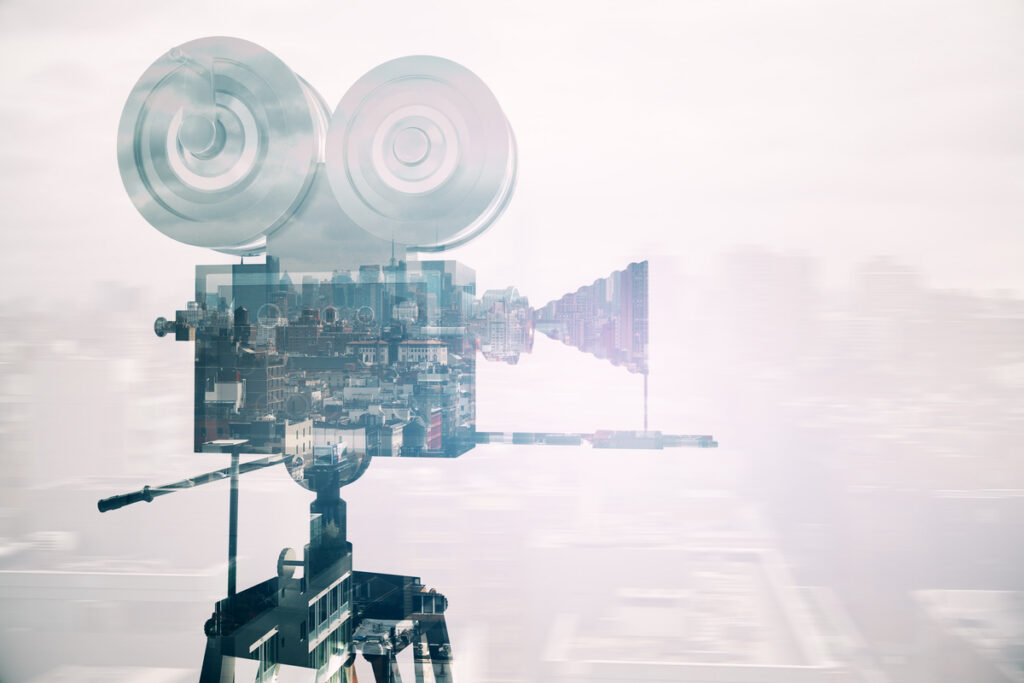 Ретро-кинокамера на фоне абстрактного города