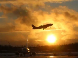 vernulsya vo vnukovo izza povrezhdeniya stekla-tstpp-ru-0