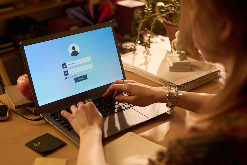 Женщина входит в систему с логином и паролем