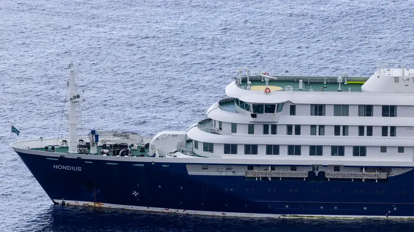 Лайнер MV Hondius со вспышкой хантавируса прибывает на Канарские острова