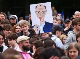Фридрих Мерц встретился с берлинской молодежью у Бранденбургских ворот fridrih mercz vstretilsya s berlinskoj molodezhyu u brandenburgskih vorot-tstpp-ru-0