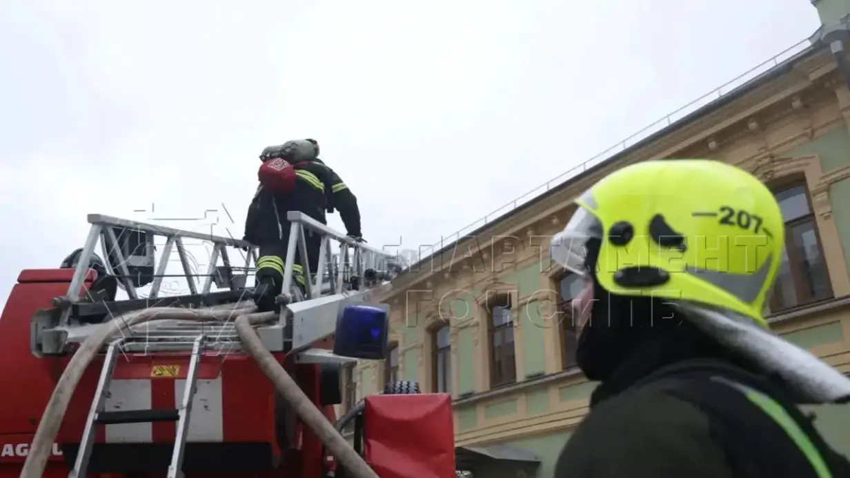 МЧС: Пожарные ликвидировали возгорание в историческом здании в центре Москвы