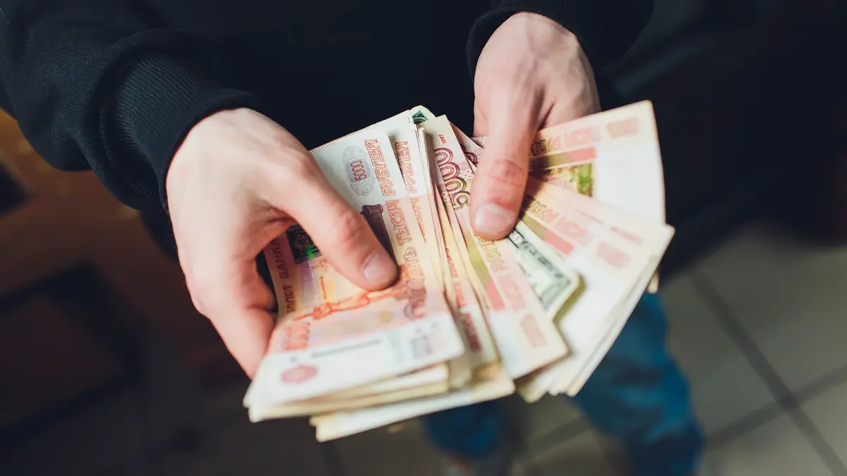 Петербуржец украл из квартиры москвичей три миллиона рублей по заданию аферистов