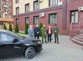 Сергей Павленко вручил автомобиль Сайпуддину Гучигову sergej pavlenko vruchil avtomobil sajpuddinu guchigovu-tstpp-ru-0