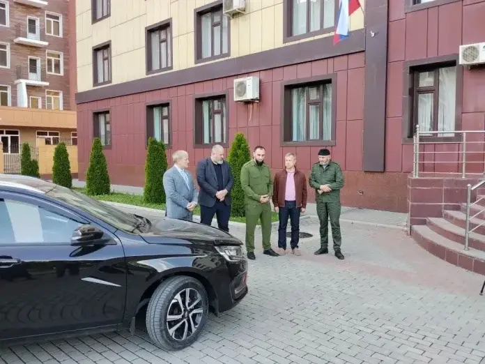 Сергей Павленко вручил автомобиль Сайпуддину Гучигову-0