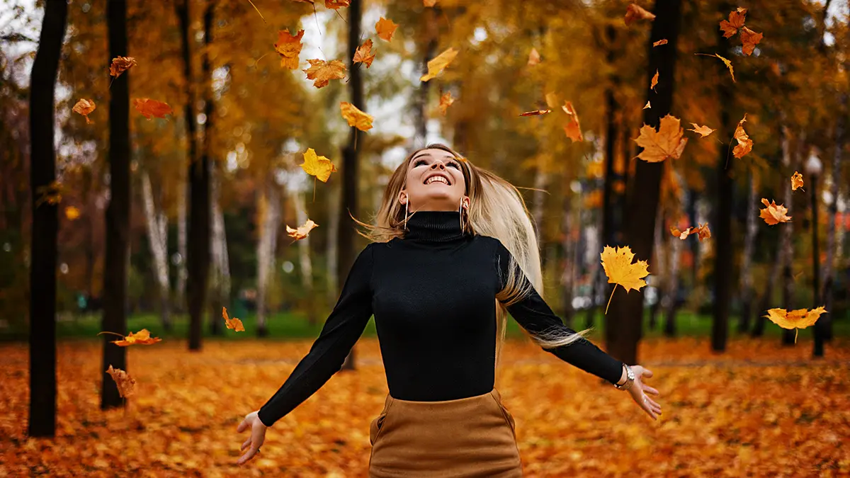 Чем опасна осенняя фотосессия в листьях
