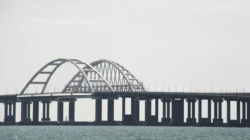 По Крымскому мосту временно перекрыли движение автотранспорта