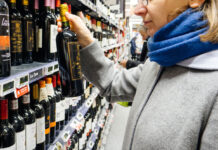 Молдавский политик призывает к пересмотру экономической стратегии страны Woman buying shopping for wine in supermarket France