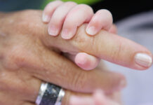 106-летняя женщина раскрывает секрет своего долголетия Baby holding grandmothers hand