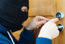 На первом свидании мошенник похитил ценности из квартиры новой знакомой 7d61a077-043c-4617-bbd6-d77e5cab655d-676def5f