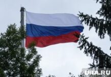 Открытие 30-метрового флагштока с флагом России. Екатеринбург