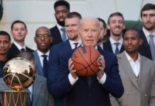 Курьезный момент с Байденом на церемонии чествования чемпионов НБА df6bd7ba-9263-4115-9d51-908610fc9481-6793914e