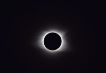 Уникальное солнечное затмение озарило небо 20 апреля 05705740-bddb-4d9e-975d-919795729f7a-67c43383