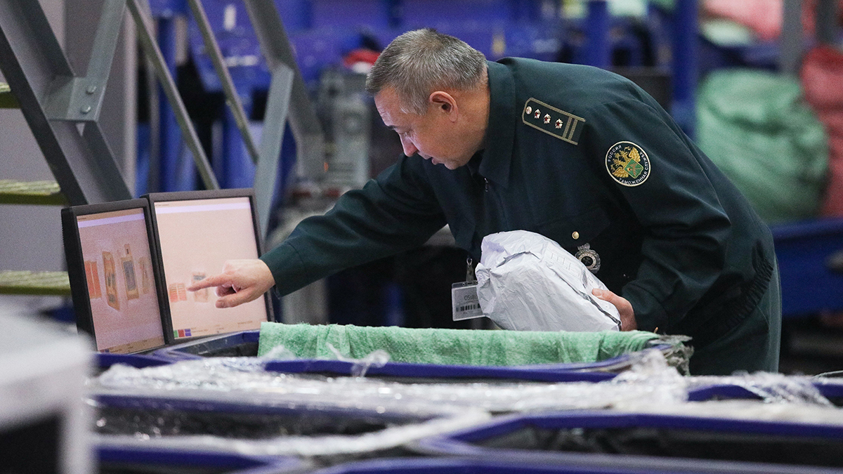 Радиоактивные советские часы нашли в посылке из Москвы