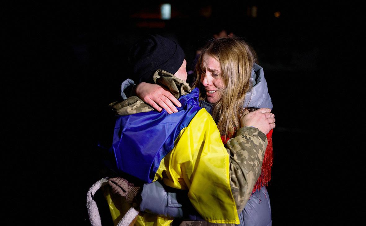 Возвращение военнопленного после обмена, Украина, 30 декабря 2024 г. (Валентин Огиренко / Reuters)