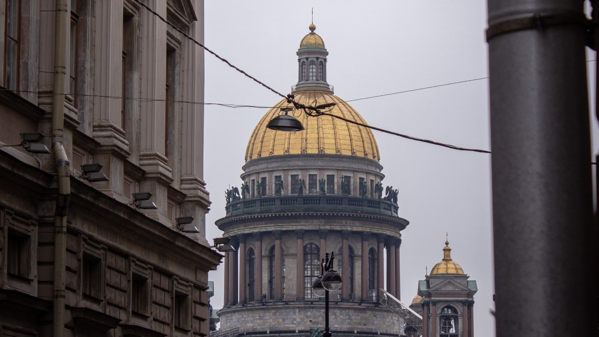Голая девушка пыталась зайти в Казанский собор