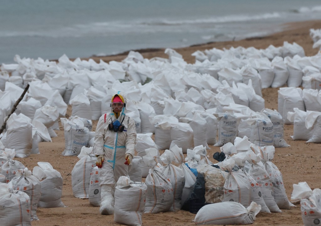 «Дополнительные сложности»: химик о новых проблемах с мазутом в море