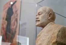 Новогодние декорации убрали с исторических памятников в уральском городе Предпоказ выставки Ленин в Историческом музее
