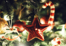 CloseUpOfFestiveChristmasTreeDecorationWithRedStar