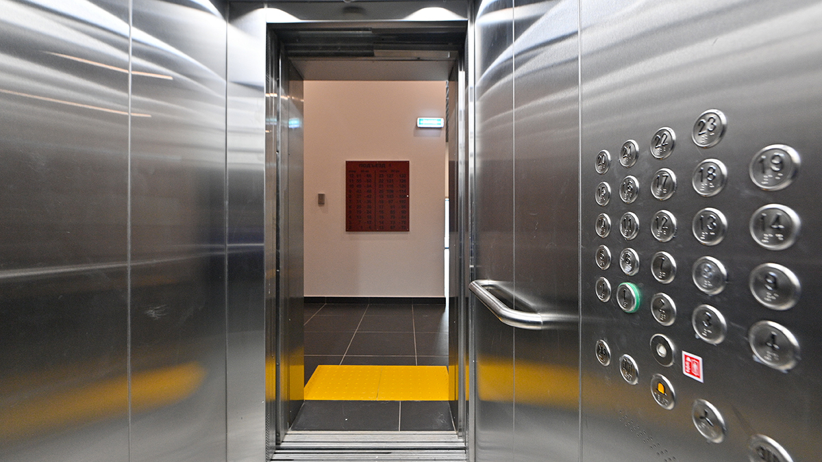 Голая женщина разбила скалкой камеру в лифте в Елабуге