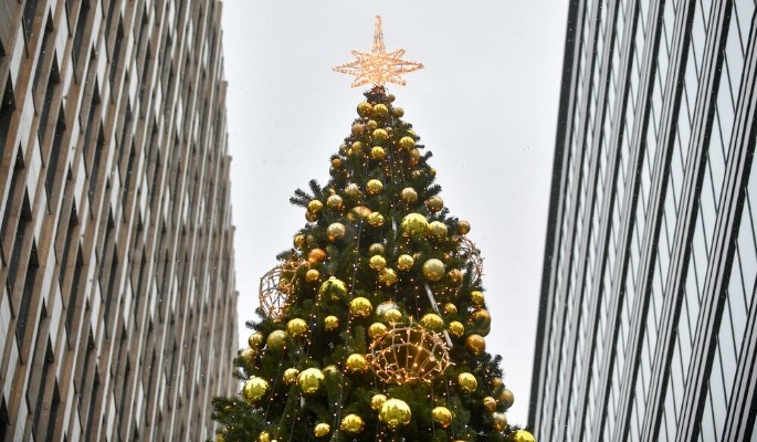 Москву начали украшать к Новому году