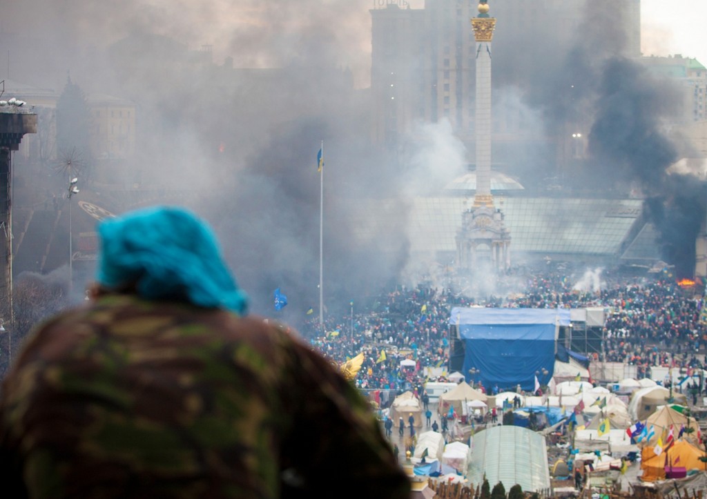 Вид на площадь Независимости с протестующими во время столкновений в центре Киева 20 февраля 2014 года