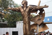 Жители Одессы восстали против сноса монумента легендарному Высоцкому 7b263f66-40fc-4504-990d-ae182129ab4e-67d70146