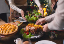 Как удержать уровень холестерина под контролем во время праздничных застолий FamilyAtThanksgivingDinnerAsianYoungMenAndWomenEnjoy