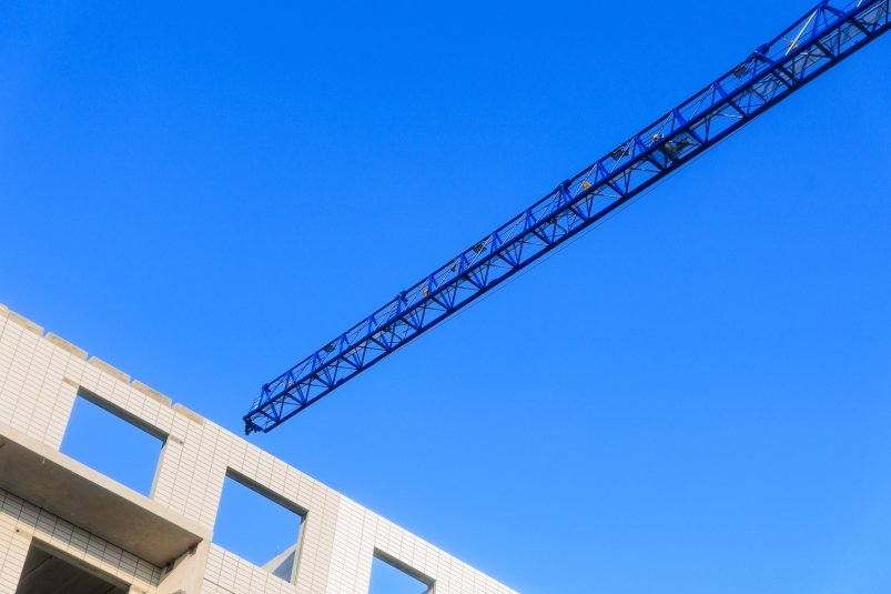 стройка, здание, стройплощадка, строительство, город Спутник, кран Евгений Кулешов, ИА PrimaMedia.ru