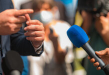 Влияние российских СМИ стремительно растет в странах Африки и Ближнего Востока JournalistsHoldingMicrophoneInterviewingPolitician