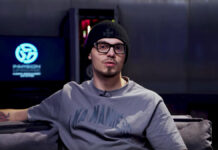 Необычное художественное оформление появилось на дверях магазина блогера в центре Москвы e0fedbd8-3c91-4f2a-a009-3b85a7b58583-67e41b05