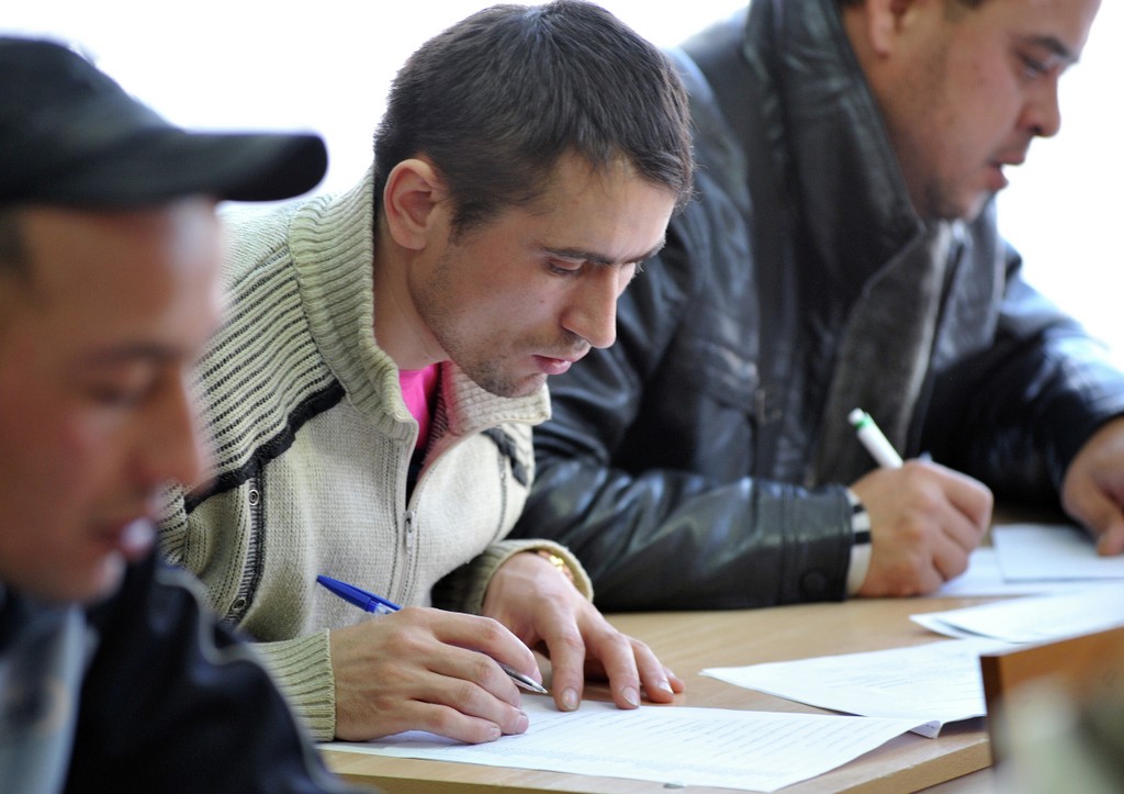 Мигрантов могут обязать повторно сдать экзамен на знание русского языка