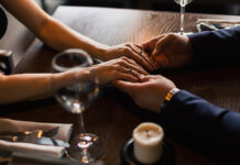 Романтические свидания в Петербурге стали доступнее RomanceAtNightRestaurantForValentinesDayCoupleHoldingHands