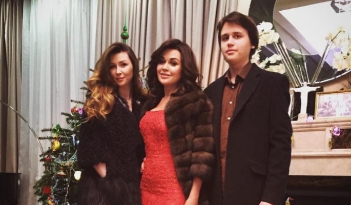 "Похожа на бездомную": дочь онкобольной Заворотнюк о герое всей своей жизни