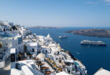 На греческом острове Санторини проводится временная эвакуация 3fdacea5-22ad-44b9-91d9-a8d5c1f4851a-67f486b6