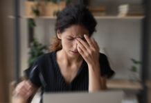 Медицинский эксперт разъяснил признаки ртутного отравления CloseUpBlurredOfSickUnhealthyLatinoWomanSufferFrom